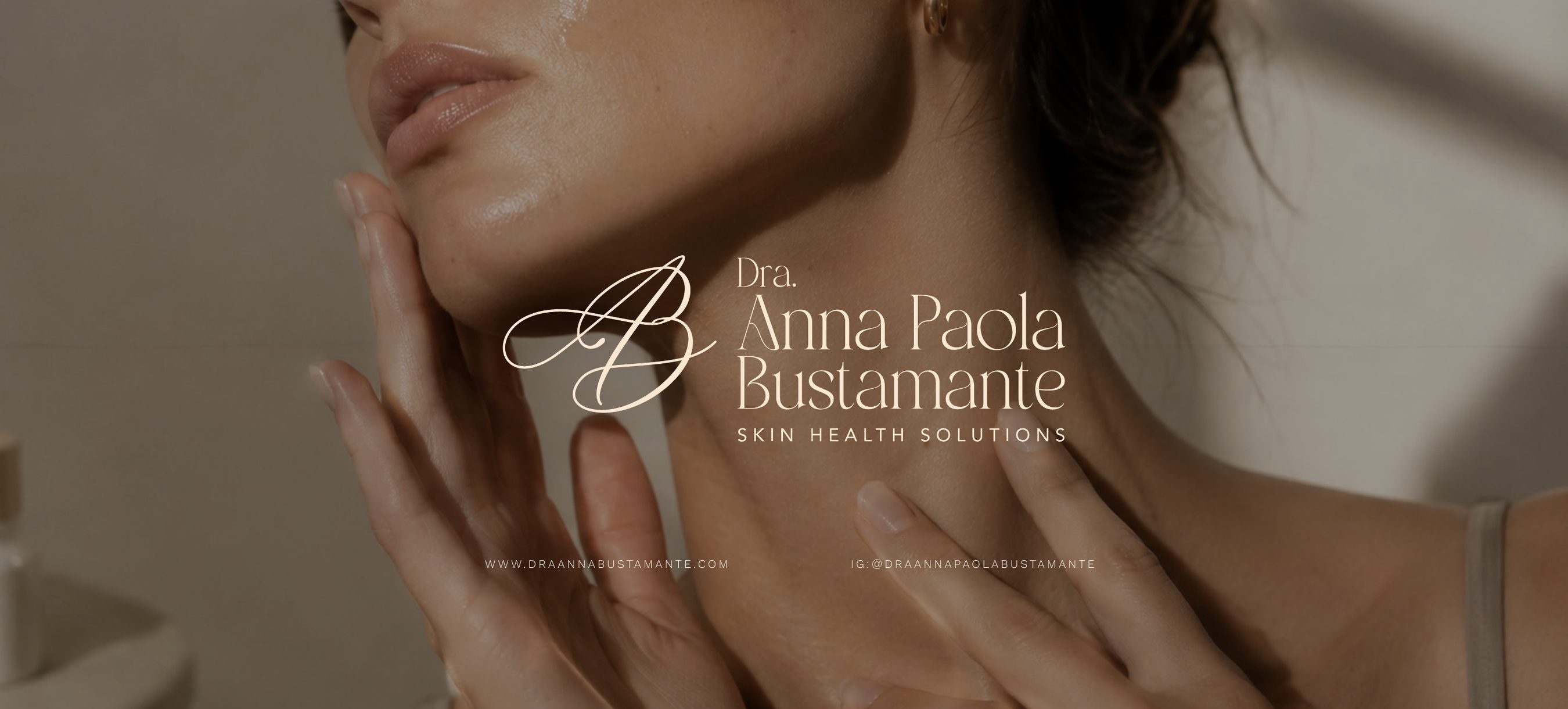 Logo de la Dra. Anna Paola Bustamante sobre fotografía de piel