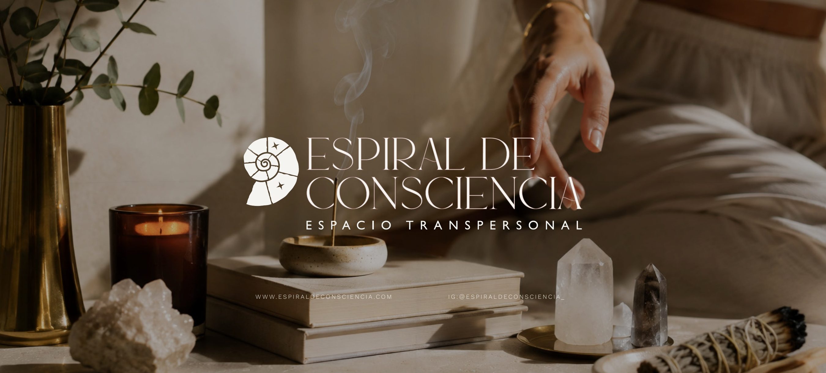 Logo de Espiral de Consciencia sobre una escena de velas, cristales y salvia