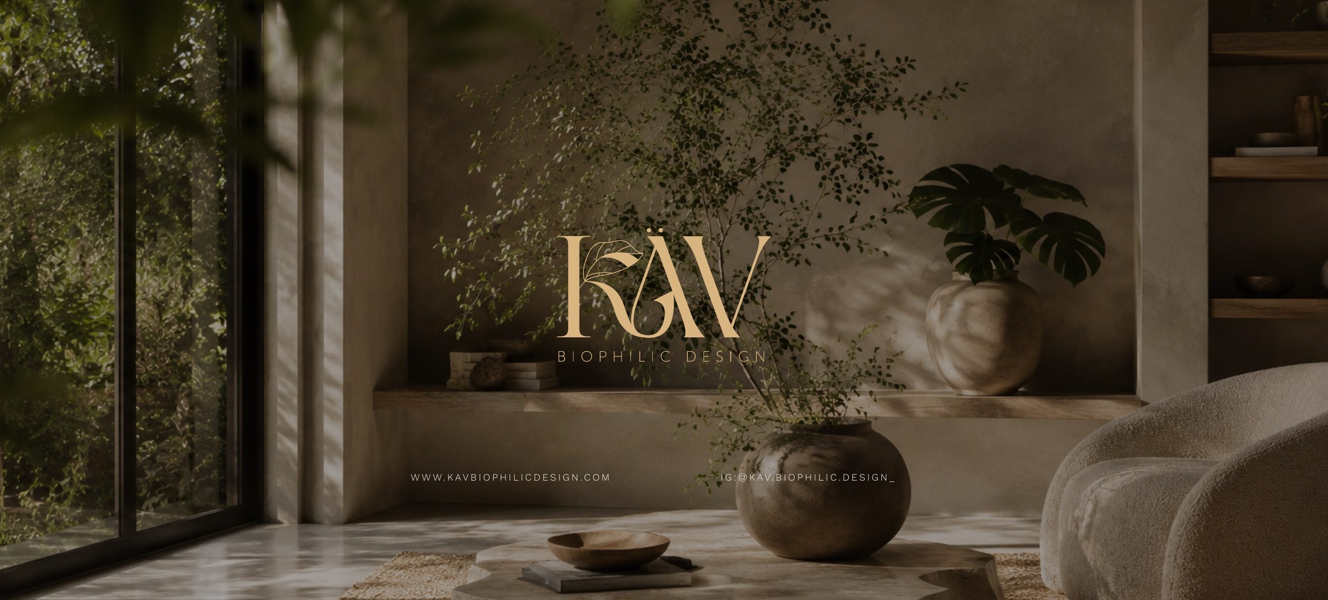 Logo de KÄV Biophilic Design en un interior con plantas