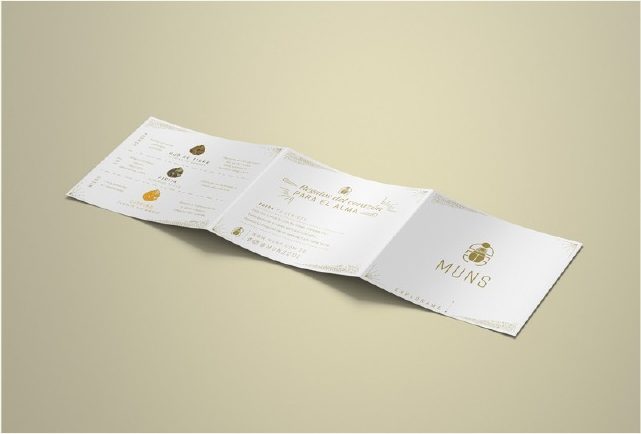 Folleto tríptico dorado